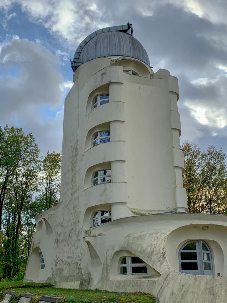 The einstein tower / erich mendelsohn | classics on architecture lab