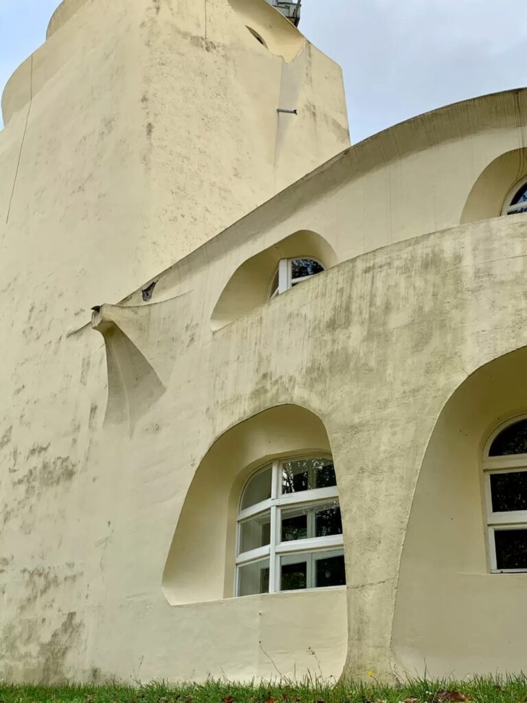 The einstein tower / erich mendelsohn | classics on architecture lab