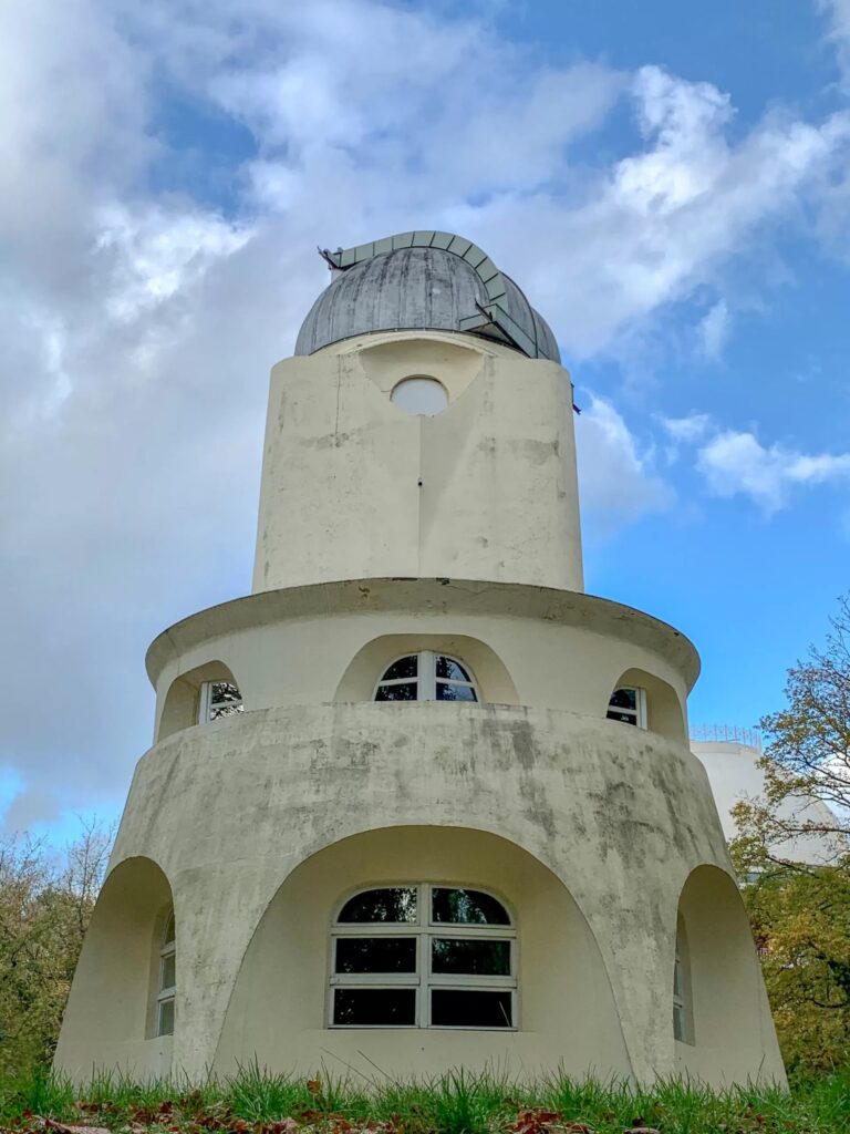 The einstein tower / erich mendelsohn | classics on architecture lab