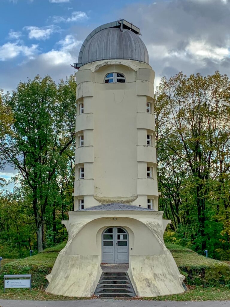 The einstein tower / erich mendelsohn | classics on architecture lab