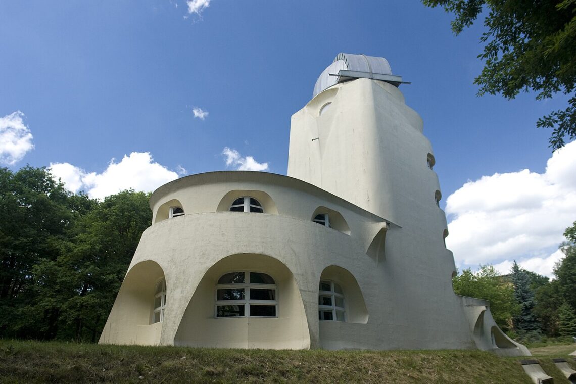 The einstein tower / erich mendelsohn | classics on architecture lab