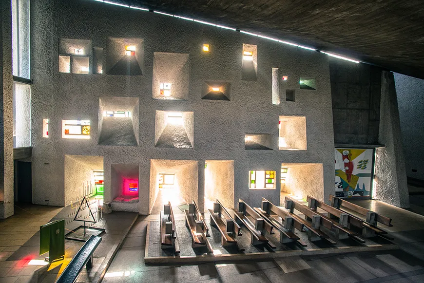Le corbusier notre dame du haut ronchamp chapel interior. Jpg