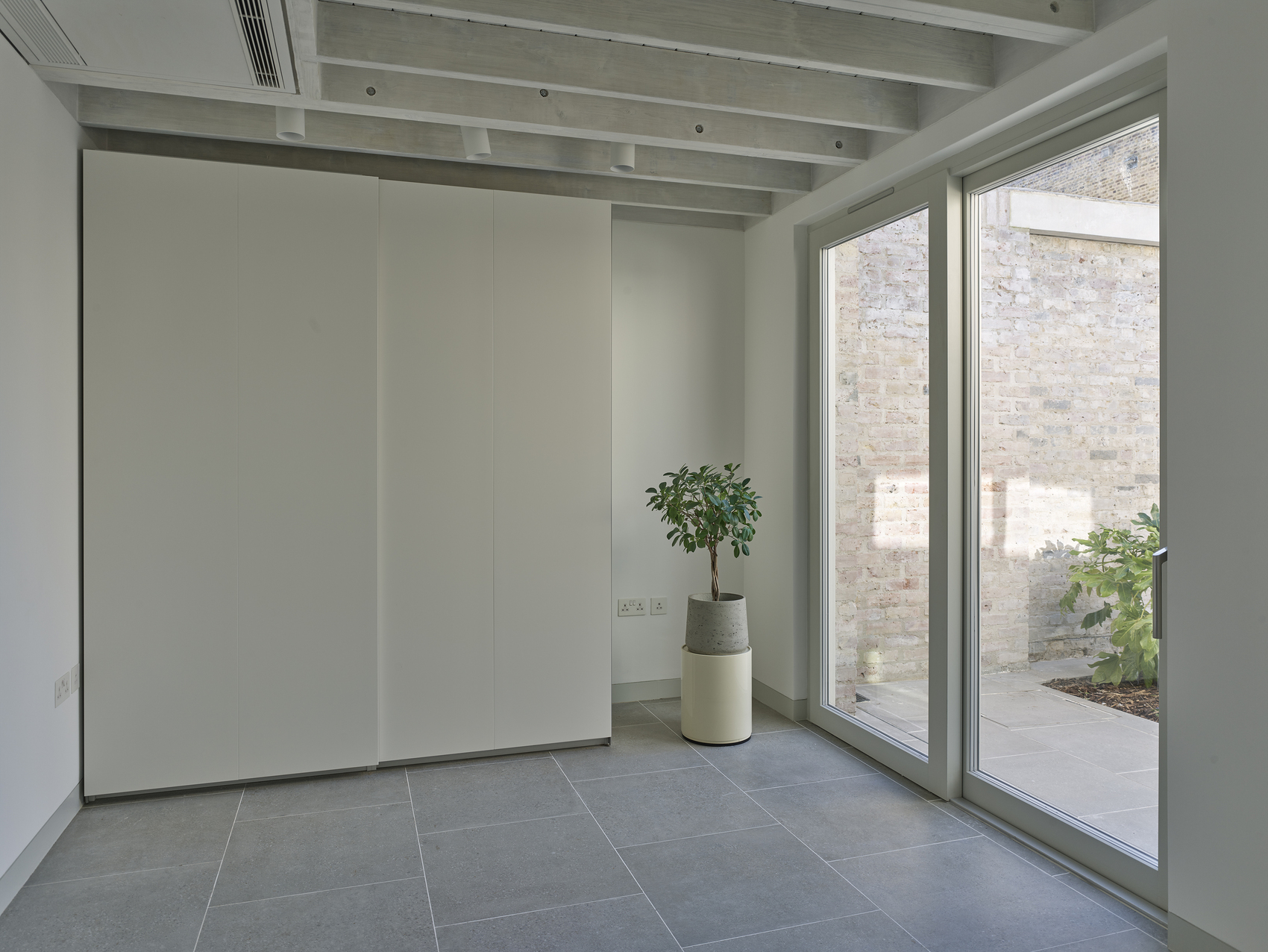 Walled-Courtyard_Cleaver-Square_Ibla_London-Architects©Brotherton-Lock-10 Walled courtyard / inglis badrashi loddo (ibla)