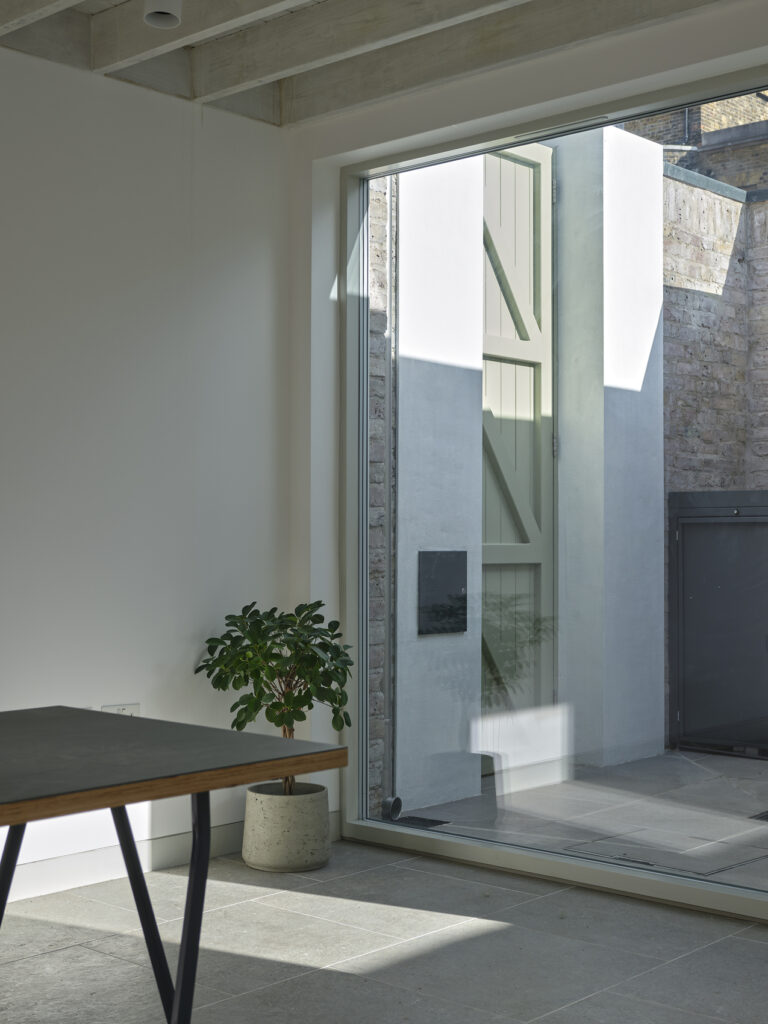 Walled Courtyard / Inglis Badrashi Loddo (Ibla) 5 Walled courtyard / inglis badrashi loddo (ibla)