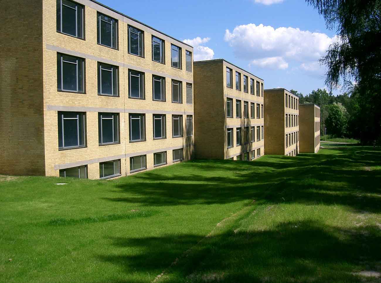 Early bauhaus architecture: adgb trade union school, bernau, germany - designed by hannes meyer and hans wittwer, 1930. - © dabbelju