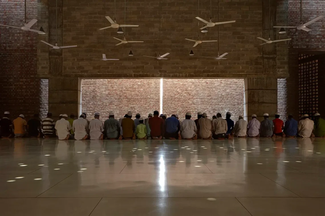 Aga Khan Award For Architecture: Prize, Importance, Winners, Jury And History 149 The prayer hall - bait ur rouf mosque, dhaka, bangladesh - marina tabassum - ยฉ aktc rajesh vora